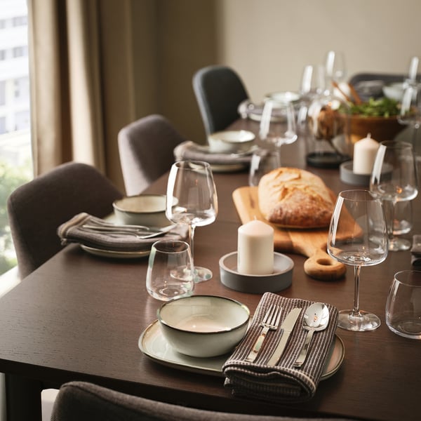 Table set with DYRGRIP glassware, candles, and bread. Ideal for toasting and special occasions.