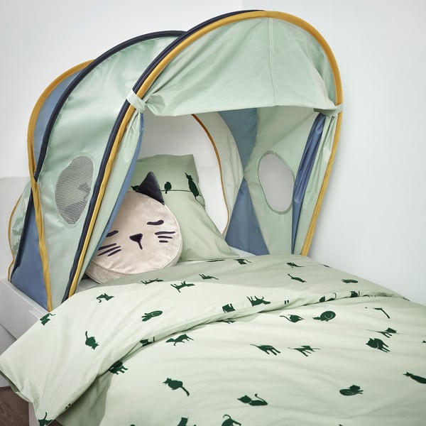 A childs bed tent with mesh windows, adjustable for bed widths 70-90cm, providing privacy and airflow.