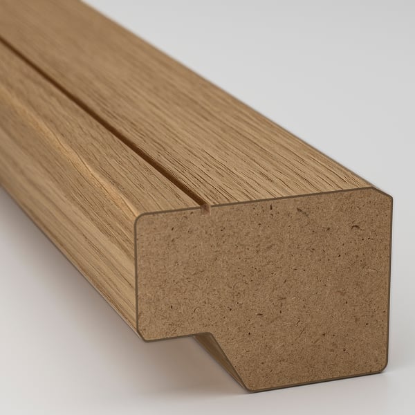 Warm oak strips with smooth grain