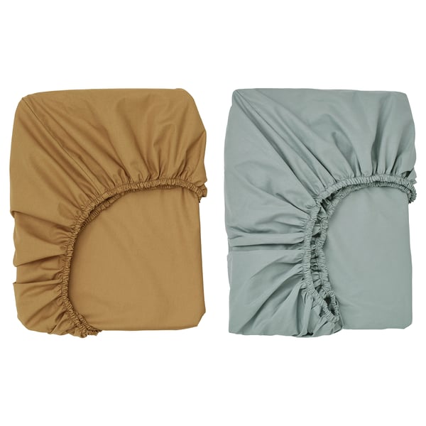 Two fitted sheets displayed side by side; one beige, one grey, rectangular, elastic edging, organic cotton.