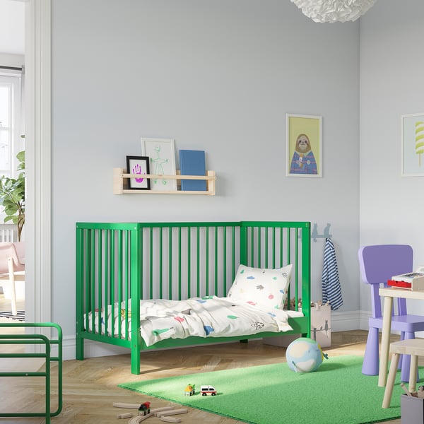 Nomadic green GULLIVER cot in childs room; vibrant, safe, adjustable.