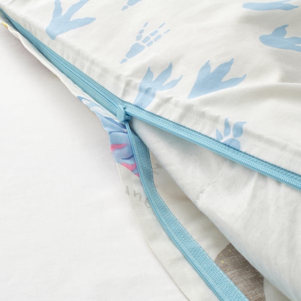 Duvet cover with dinosaur print. Zip closure, soft lyocell and cotton materials.