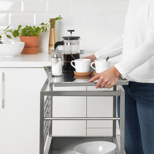 Pouring coffee from cafetière into mugs on KUNGSFORS tray.