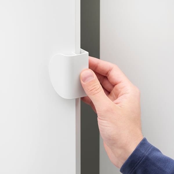 A hand pressing a white, rounded LATMASK handle onto a door, showcasing easy installation by clipping.