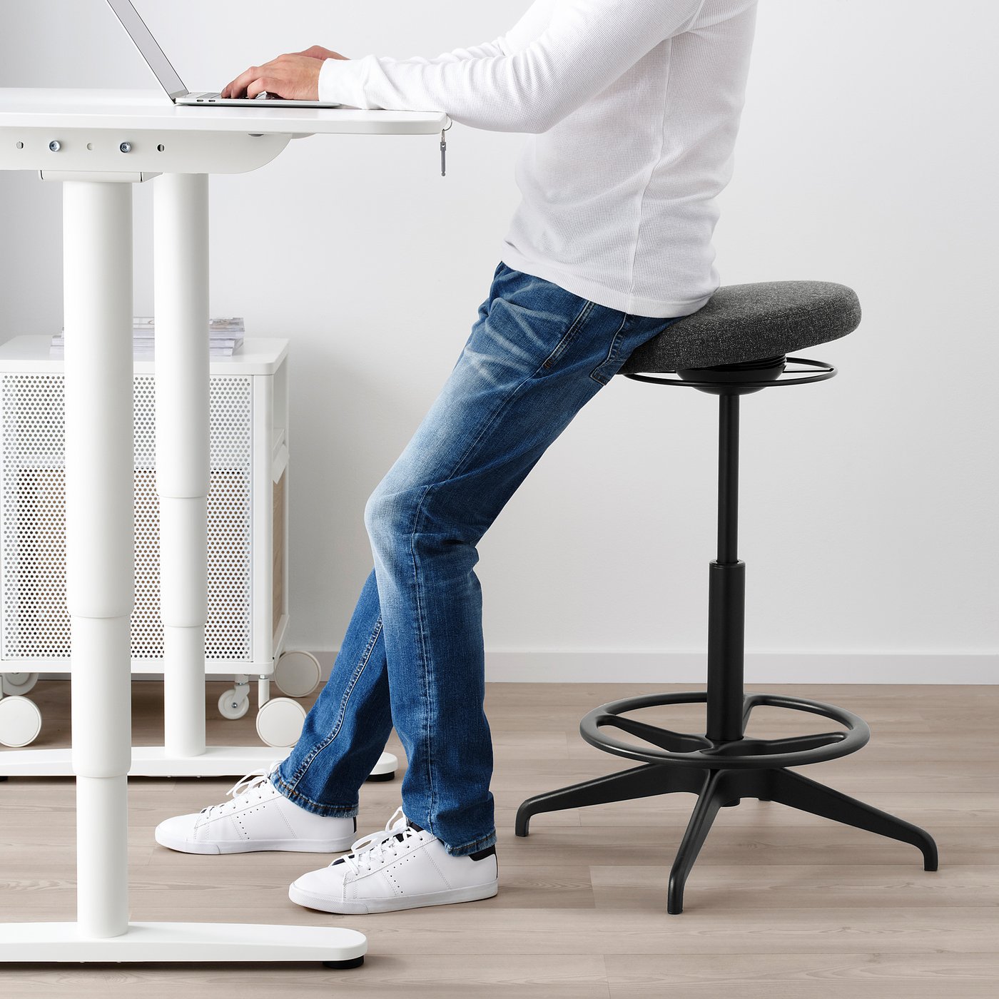 シット/スタンドチェアIKEA LIDKULLEN LIDKULLEN active sit/stand support, Gunnared dark grey - IKEA Latvia