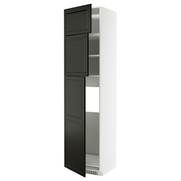 A tall, white METOD kitchen cabinet with black bodbyn doors, featuring a sophisticated design with bevelled edges and a 25-year guarantee.
