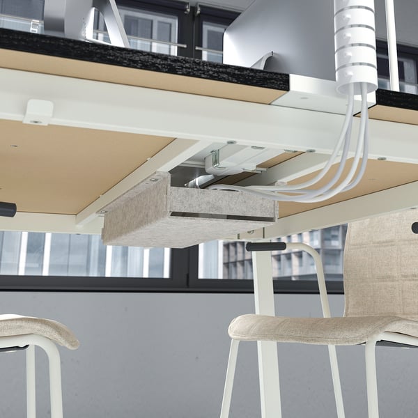 Modern office setup with MITTZON tables and läktare chairs, showcasing cable management and hooks.
