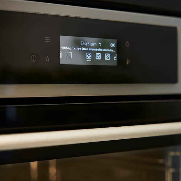 An ovens digital display indicating the easysteam function, matching steam amount with selected time.
