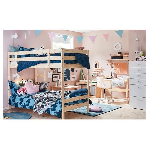 Shared kids room with a light pink and wood-colored MYDAL bunk bed, colourful bedding, a desk, and storage drawers.