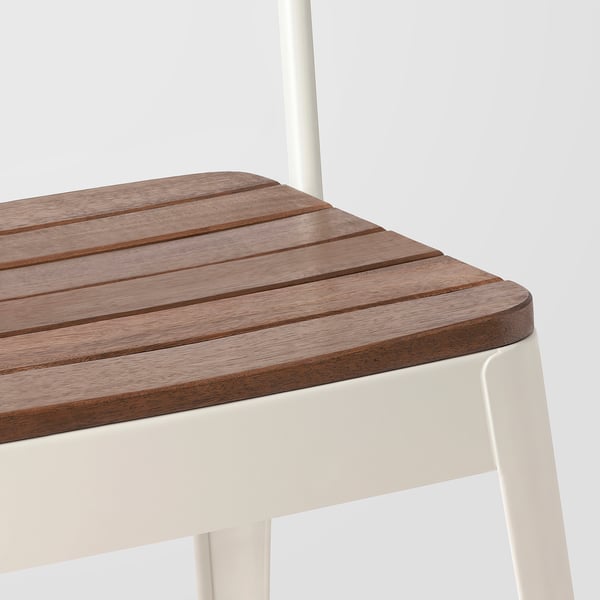 Close-up of stylish wooden chair seat with curved edges. Made of durable acacia wood slats.