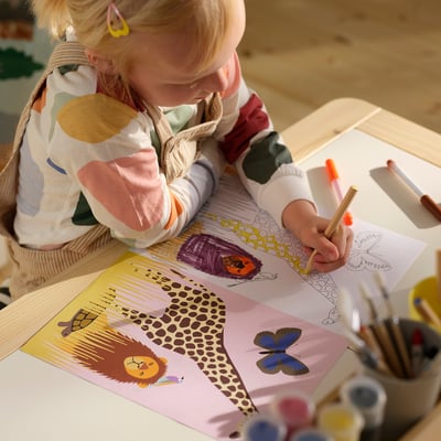 Blue book titled sandlöpäre featuring five unique giraffe designs, each with different patterns and colours, arranged in a circle.