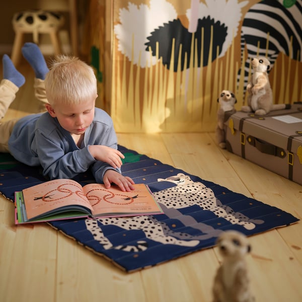 SANDLÖPARE Quilted mat, dark blue/cheetah savannah, 60x140 cm