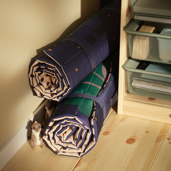 SANDLÖPARE Quilted mat, dark blue/cheetah savannah, 60x140 cm