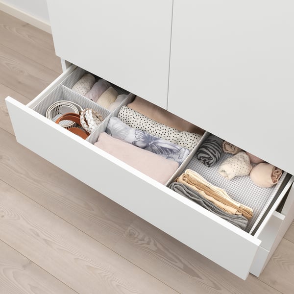 Open platsa drawer shows neatly folded clothes in compartments, demonstrating organised storage.