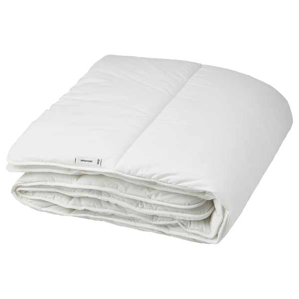 Folded white SMÅSPORRE comforter, with a quilted design, made from recycled polyester and cotton.
