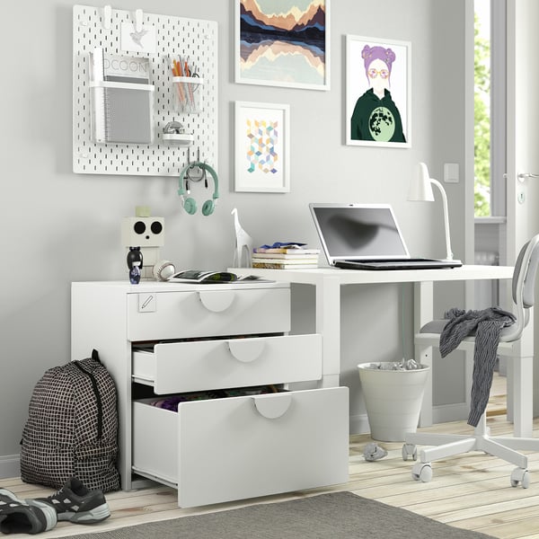 Clean desk setup with SMÅSTAD drawers for kids, showing organised storage.