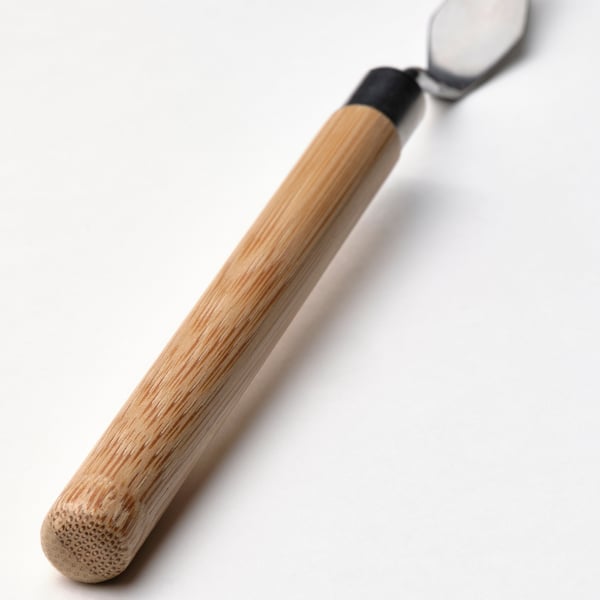 High-quality bamboo-handled spatula with stainless steel blade, perfect for painting.
