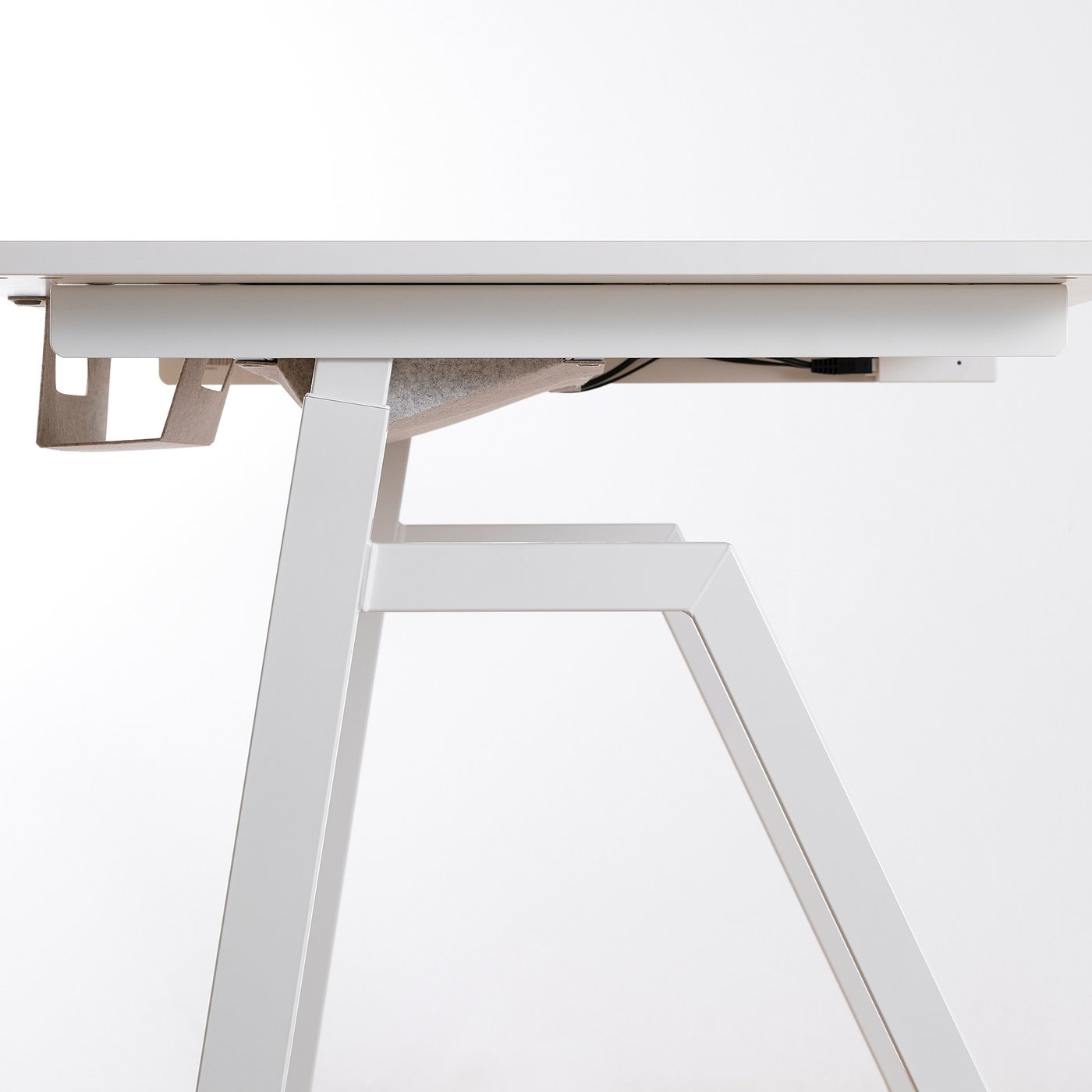 TROTTEN desk sit/stand, electric/white, 160x80 cm - IKEA Latvia