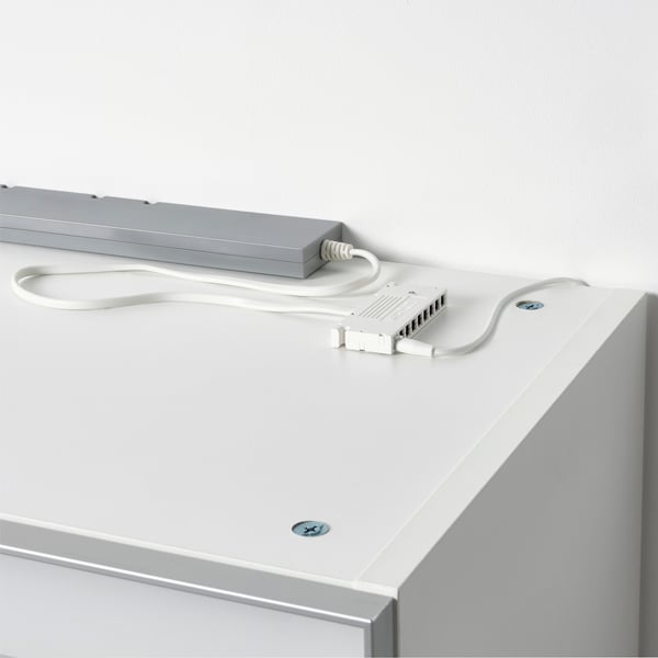 White connector cord linking led lights, typically used for IKEAs trådfri system.