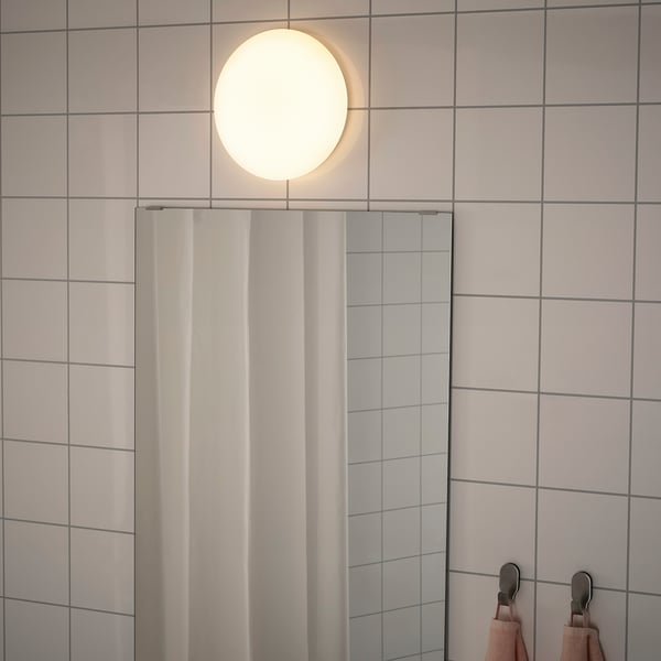 Mūsdienīgs griestu gaismas ķermeņi izstaro mīkstu, vienmērīgu gaismu flīžu vannas istabā, kas ir ideāli piemērota telpas apgaismošanai.