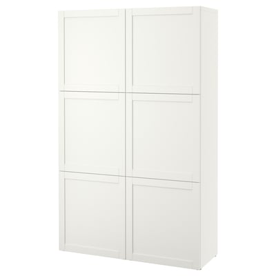 Balts BESTÅ glabāšanas bloks ar vairākiem regulējamiem plauktiem un divām durvīm, kas nodrošina organizētu uzglabāšanu.