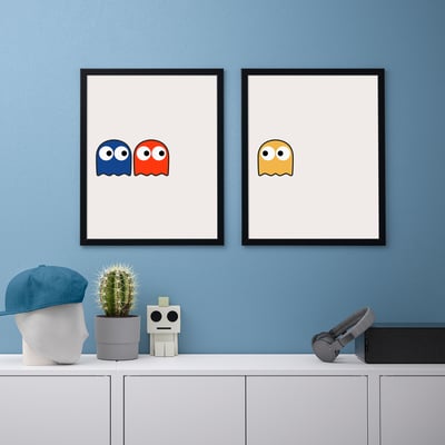 Pacman plakāti, zila siena, plaukts ar krūtīm, kaktuss, robots, austiņas, skaļrunis.