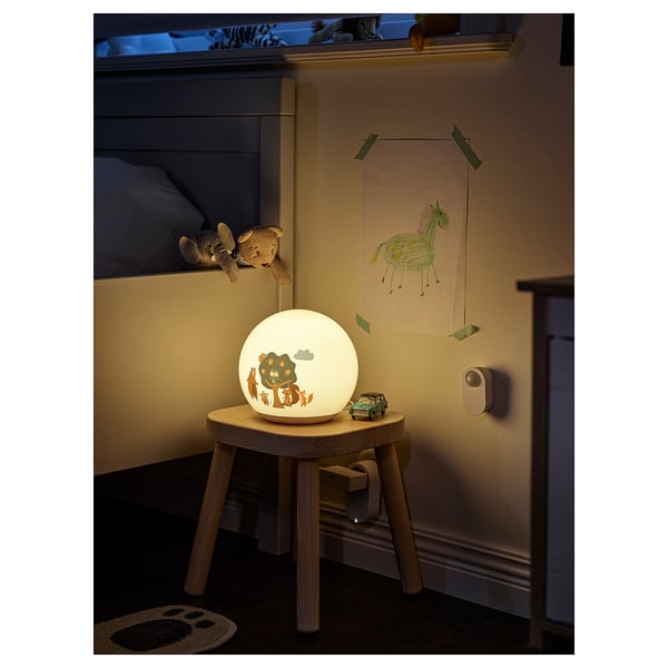 Woodland BRUMMIG lampa uz izkārnījumiem ar automašīnu un pildītu dzīvnieku, silta bērnu istabas atmosfēra.
