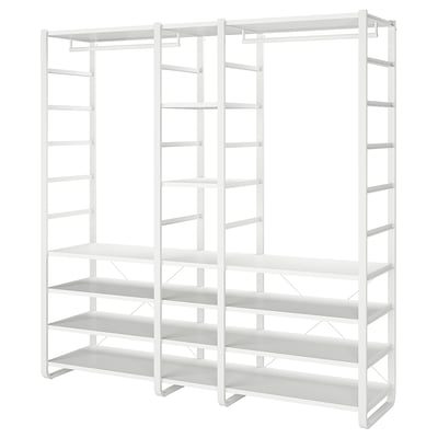 Attēlo baltu ikea ELVARLI uzglabāšanas sistēmu, pielāgojamu plauktu ar vairākiem regulējamiem plauktiem, kas paredzēts daudzpusīgai lietošanai.