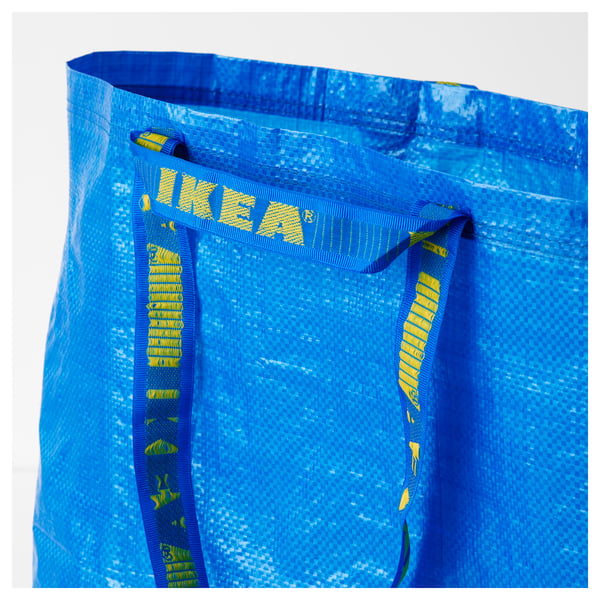 Zilā ikea atkārtoti lietojama iepirkumu soma ar izturīgiem rokturiem, kas paredzēta izturībai un praktiskai lietošanai.