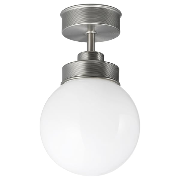 FRIHULT sudraba griestu apgaismojums ar apaļu balta stikla globusu.