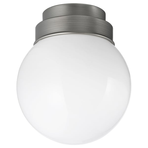 Apaļa, balta griestu lampa ar nosaukumu FRIHULT ar stikla toni un metāla pamatni, kas paredzēta lietošanai vannas istabā.