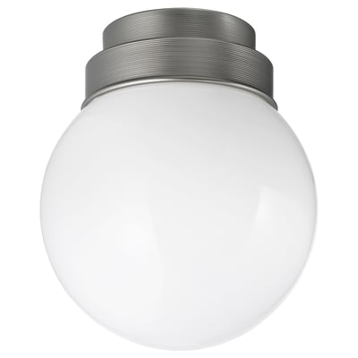 Apaļa, balta griestu lampa ar nosaukumu FRIHULT ar stikla toni un metāla pamatni, kas paredzēta lietošanai vannas istabā.