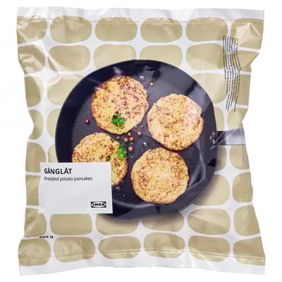 Ikeas GÅNGLÅT sasmalcinātas kartupeļu pankūkas iepakotas, kurās ir četras pankūkas melnā pannā ar garnējumu.