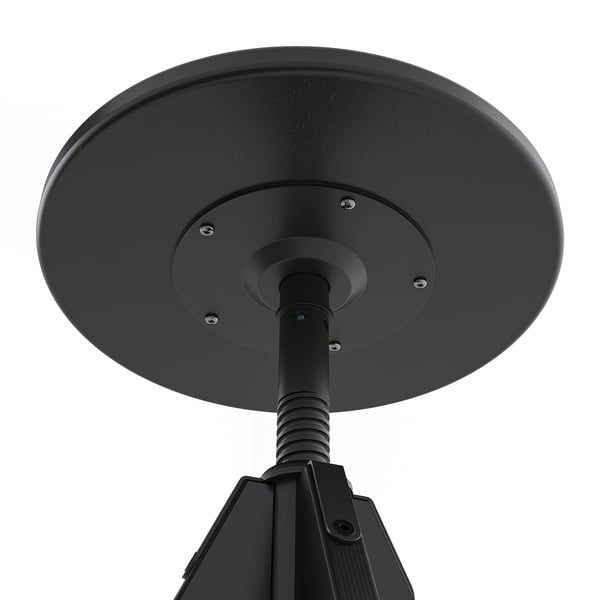 Melna moderna lampa ar apaļu, plakanu toni, kas piestiprināts pie elastīga kakla un pamatnes, demonstrējot elegantu dizainu un izturīgu konstrukciju.