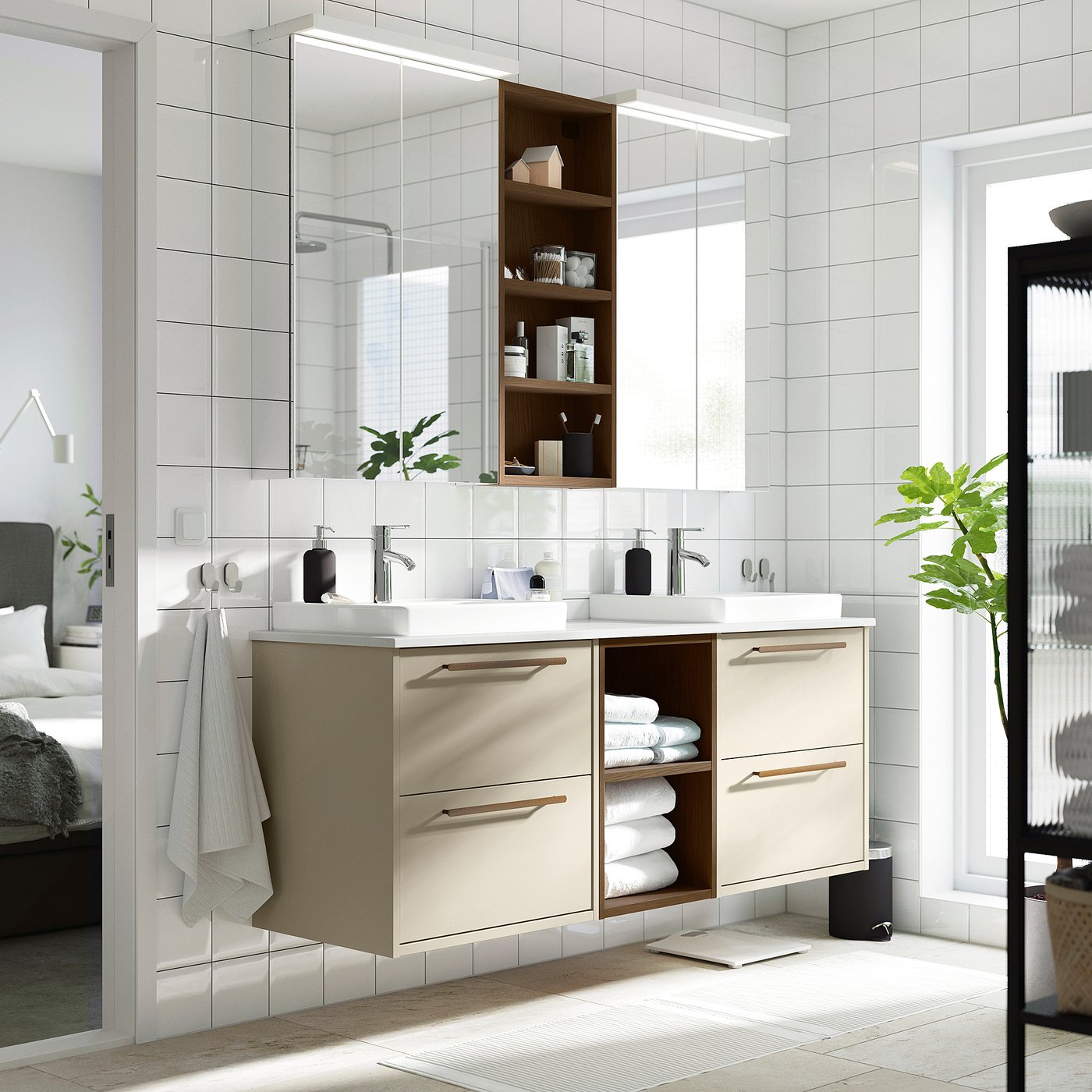 Mūsdienīgs smilškrāsas vannas istabas izlietne, dubultās izlietnes, liels spogulis, atvērta uzglabāšana, gaišas flīzes.