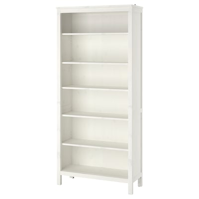Balts HEMNES grāmatu plaukts no priedes masīvkoka, ar regulējamiem plauktiem un dabīgu apdari.