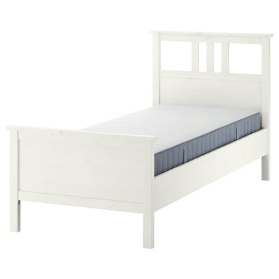 HEMNES balta koka gulta: vienkārša, cieta, praktiska ar regulējamām malām.