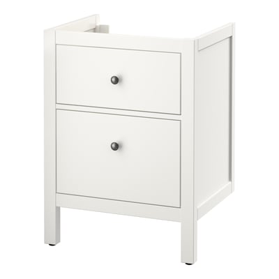 ikea HEMNES balts vannas istabas skapis ar divām atvilktnēm. Tam ir vienkāršs, klasisks dizains ar melnām pogām.