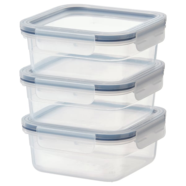 Trīs caurspīdīgi sakraujami plastmasas pārtikas konteineri ar ziliem vākiem un spraustām slēdzenēm, kas paredzēti uzglabāšanai un transportēšanai.