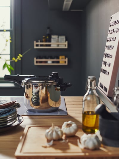 Sudraba IKEA 365+ spiediena katls ar melniem rokturiem un tvaika izlaišanas vārstu. Tās cilindrisks ar drošu vāku.