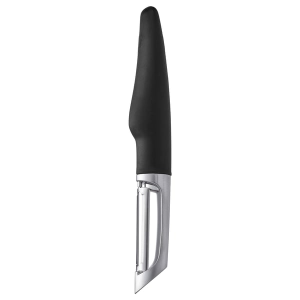 Elegants melns IKEA virtuves mizotājs ar nerūsējošā tērauda asmeni un ergonomisku rokturi.