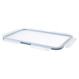 IKEA 365+ caurspīdīgs, taisnstūra hermētisks vāks, izgatavots no polipropilēna plastmasas ar silikona blīvējumu, kas paredzēts, lai aizsargātu pārtiku un novērstu noplūdi.