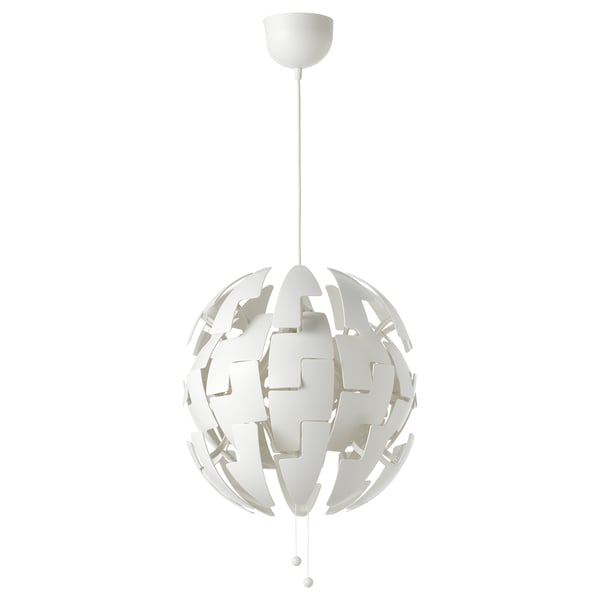 IKEA PS 2014 balta piekaramā lampa, sfēras formas ar ģeometriskiem baltiem plastmasas asmeņiem, mūsdienīgs dizains.