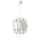 IKEA PS 2014 balta piekaramā lampa, sfēras formas ar ģeometriskiem baltiem plastmasas asmeņiem, mūsdienīgs dizains.