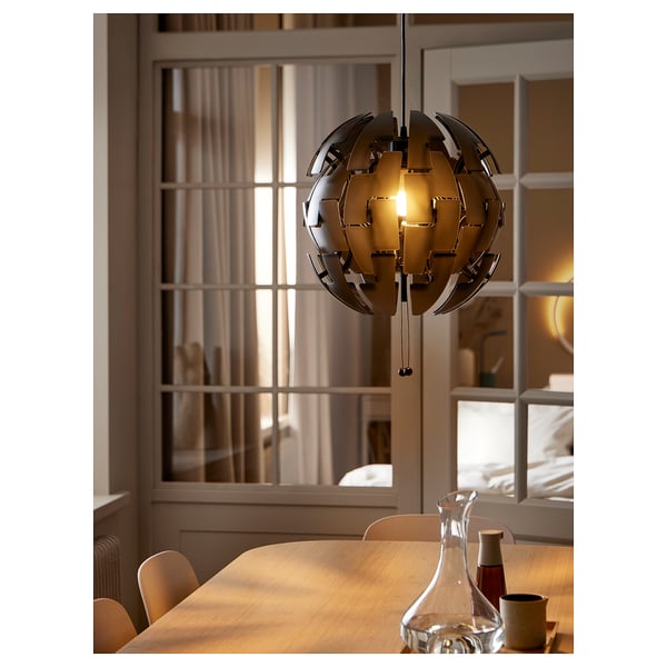 Unikāla piekaramā lampa, IKEA PS 2014, melna, sfēriska, caurspīdīga plastmasa, globusveida, moderns dizains, silta gaisma.