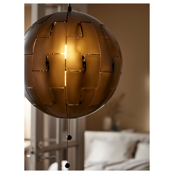 Melna IKEA PS 2014 sfēriska lampa: caurspīdīgs globuss, silta gaisma
