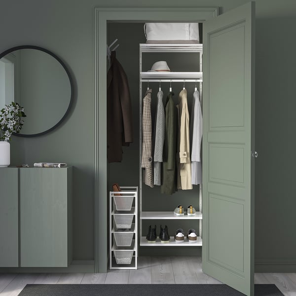 Zaļš skapis ar JONAXEL glabātuvi, plaukti, piekaramie stieņi, mazs skapis, spogulis, augs.