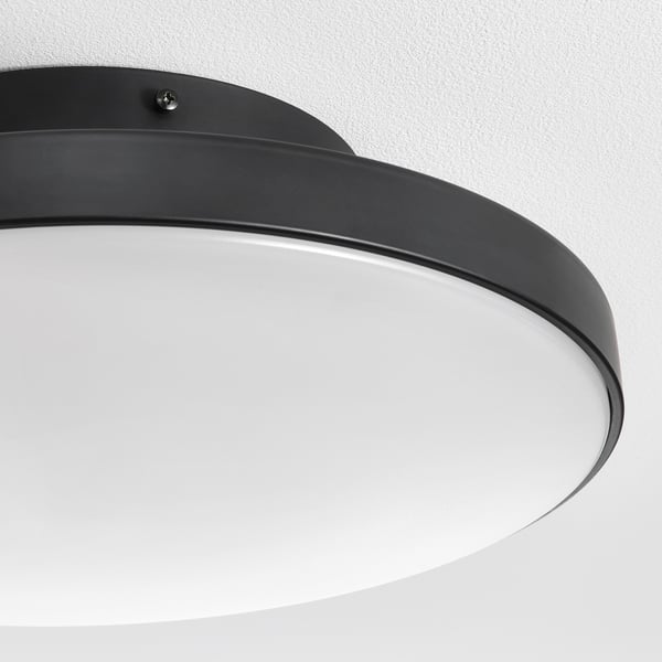Mūsdienīgs griestu lampa, gluds dizains, integrēta LED gaisma, piemērota vannas istabām.
