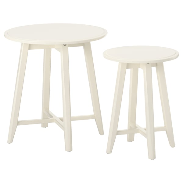 Divi balti, apaļi ligzdošanas galdi ar gludām, konusveida kājām, ko izstrādājis ikea.