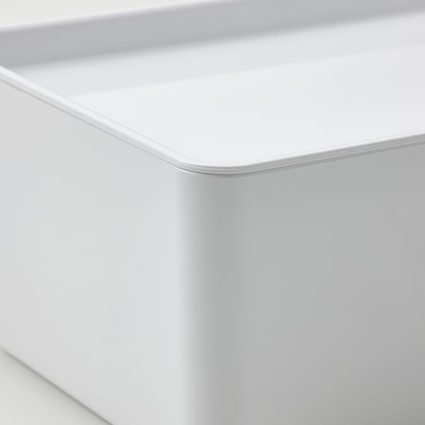 Balts taisnstūra plastmasas vāks ar gludām, noapaļotām malām; parādīts no stūra leņķa. Daļa no KUGGIS sērijas, parāda tīru, modernu dizainu.